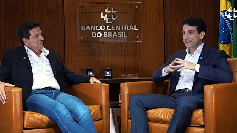 O atual presidente do BC, Gabriel Galípolo, entrevista o ex-presidente Roberto Campos Neto, para a série "Conversas Presidenciais" do Banco Central do Brasil — Foto: YouTube/Banco Central do Brasil