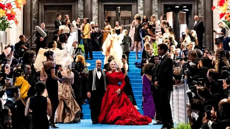 Durante as gravações de 'O Diabo Veste Prada 2', a produção usou a escadaria do Museu Americano de História Natural, em Nova York