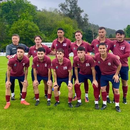 O goleiro Angel Mateos González, 70, posa com os companheiros de Colunga antes de jogo contra o Praviano