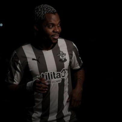 Ex-jogador nigeriano do Southampton morre aos 21 por intoxicação alimentar