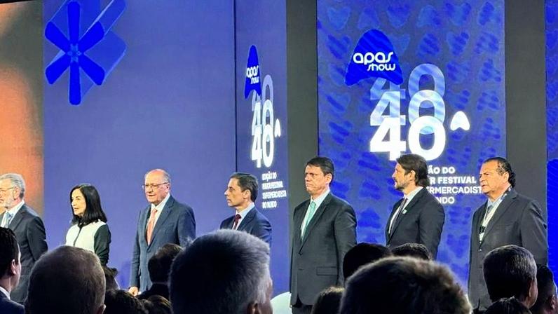 O vice-presidente, Geraldo Alckmin, e o governador de SP, Tarcísio de Freitas, ao lado de empresários, durante evento do setor de supermercados na capital paulista