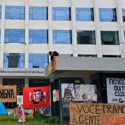 Estudantes ocupam reitoria da USP pelo 2º dia sem luz e água