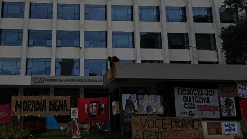 A Constituição assegura às universidades autonomia didático-científica, administrativa e de gestão financeira e patrimonial, mas não as exime de respeitar o princípio da impessoalidade, diz o articulista; na imagem, cartazes na reitoria da USP