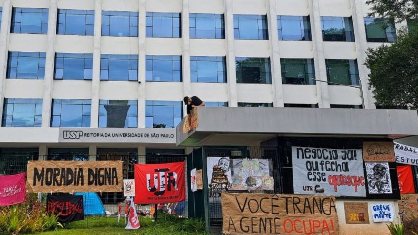 Estudantes ocupam reitoria da USP pelo 2º dia sem luz e água