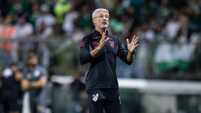 Odair Hellmann gesticula na partida entre Palmeiras e Athletico-PR, no Allianz Parque (Foto: Jhony Inácio/Folhapress)