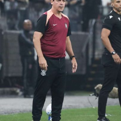 Diniz discute com Gabriel Paulista durante vitória do Corinthians