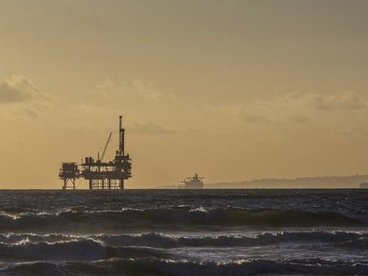 Petróleo cai com alívio das tensões EUA-Irã e perspectiva de acordo de paz