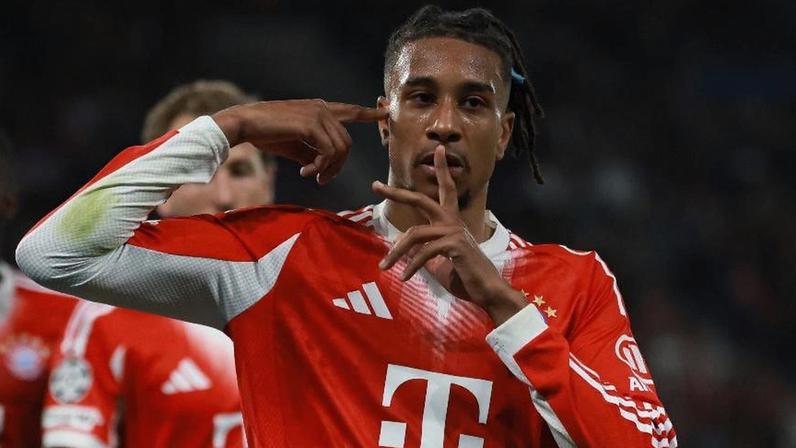 Olise, do Bayern de Munique, comemora gol contra o PSG, pela Liga dos Campeões