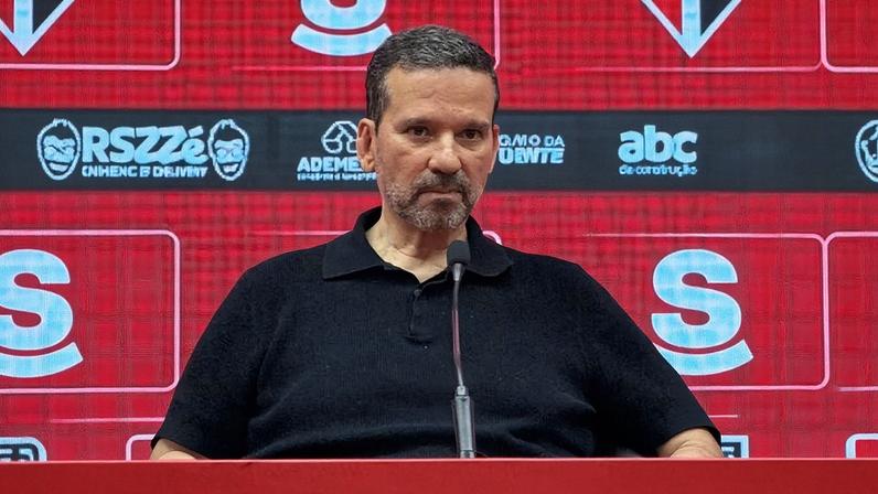 Olten Ayres, presidente do Conselho Deliberativo do São Paulo, em entrevista coletiva, no CT da Barra Funda