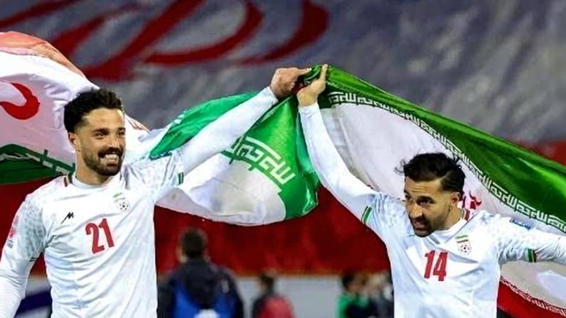 Omid Norafkan e Saman Ghoddos celebram a classificação do Irã para a Copa do Mundo de 2026