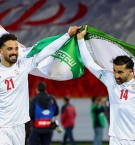 Omid Norafkan e Saman Ghoddos celebram a classificação do Irã para a Copa do Mundo de 2026 após a seleção empatar por 2 a 2 com o Uzbequistão nas Eliminatórias Asiáticas
