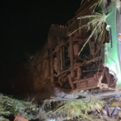 Uma pessoa morre e 39 ficam feridas após ônibus tombar em rodovia de MG