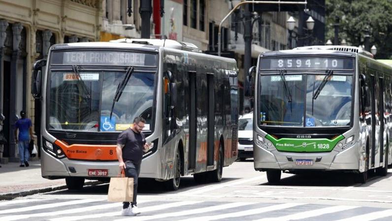 Ônibus em São Paulo; transporte é o mais usados por brasileiros