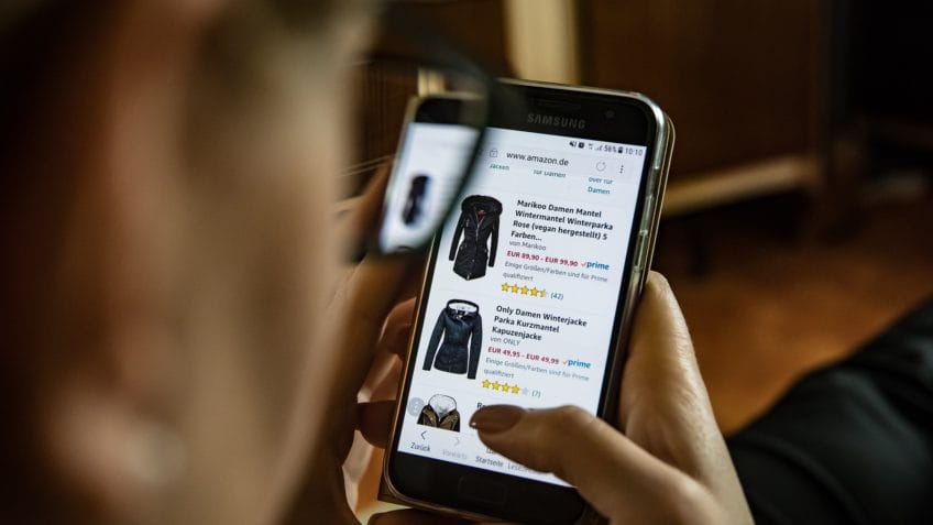 Ao reduzir a tributação sobre plataformas internacionais, o governo enfraquece diretamente o comércio nacional, especialmente pequenos e médios lojistas, diz o articulista; na imagem, mulher faz compras em loja on-line