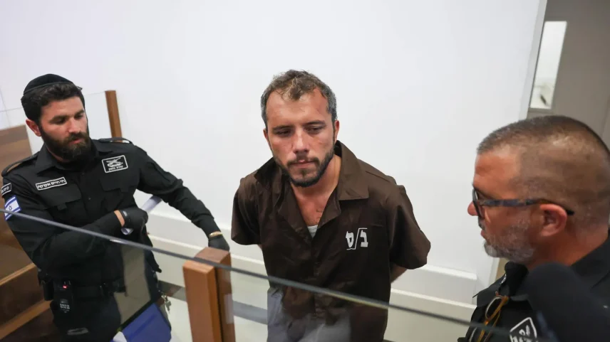 O ativista brasileiro Thiago Ávila, durante audiência no Tribunal de Magistrados de Ashkelon no domingo (3) (Foto: ABIR SULTAN/EFE)