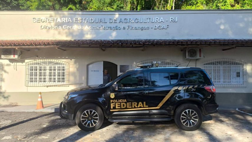 Viatura da PF na sede da Secretaria de Agricultura do Rio: suspeita de fraudes em programa de castração de animais