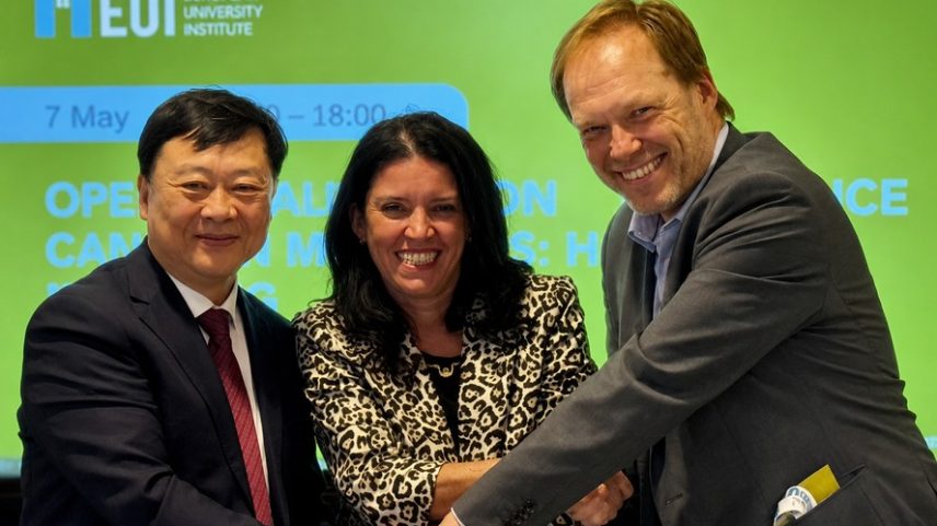 Vice-ministro da Ecologia e do Meio Ambiente da China, Li Gao, secretária extraordinária para os mercados de carbono do Brasil, Cristina Reis, e o diretor-geral da Comissão para a Ação Climática da UE, Kurt Vandenberghe, assinam a criação da coalizão global para os mercados de carbono, em Florença (Itália).