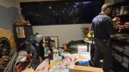 Polícia Civil cumpre mandados contra ex-CACs investigados por posse irregular de armas no Rio e na Baixada Fluminense.
