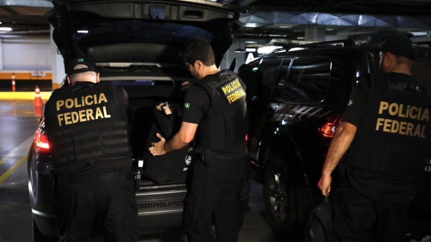 A história recente mostra que os estados policiais não são neutros; haverá um elemento –escândalos numa linha de montagem– que podem interferir nas escolhas do eleitor, diz o articulista; na imagem, policiais federais durante operação