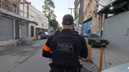 Policiais cumprem mandados de busca e apreensão na Maré durante a Operação Torniquete.