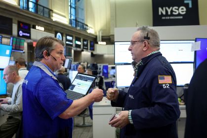 Operadores na bolsa de Nova York em 5 de maio de 2026