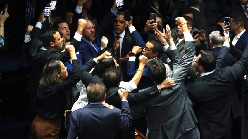 O poder não só reage aos ciclos, mas também os encena, os acelera e, por vezes, os manipula simbolicamente, dizem os articulistas; na imagem, congressistas da oposição comemoram veto à indicação de Jorge Messias ao STF, no plenário do Senado
