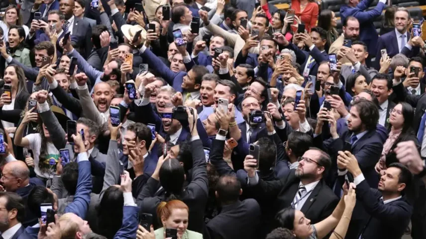 Oposição comemora derrubada de veto ao PL da Dosimetria em sessão do Congresso nesta quinta-feira (30) (Foto: Kayo Magalhães/Câmara dos Deputados)