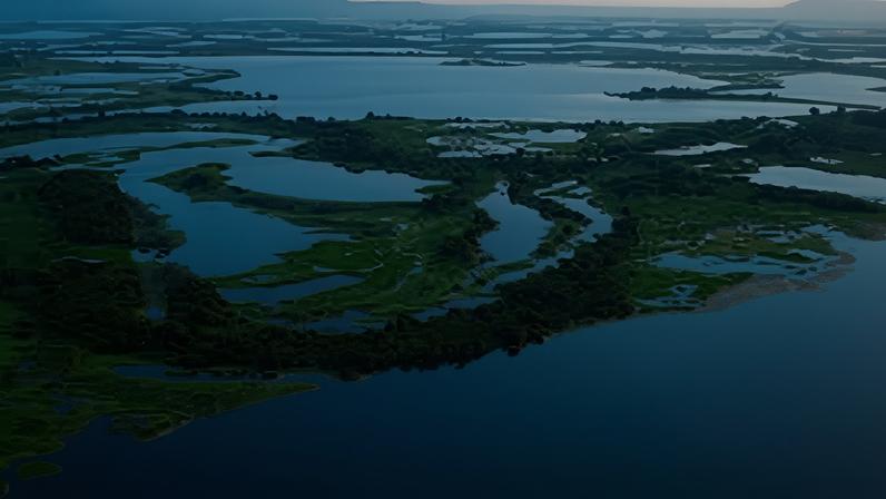 Vista aérea do arquipélago do Marajó, com rios sinuosos e florestas alagadas ao pôr do sol