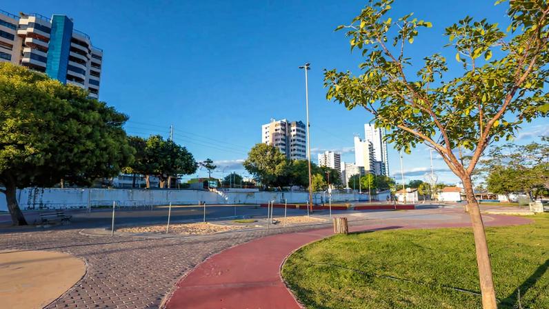 Parque urbano em Petrolina PE durante o dia, com vegetação e prédios ao fundo. Crédito: Prefeitura de Petrolina.