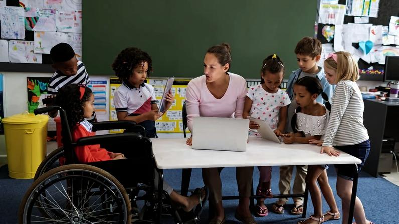 Ambiente escolar inclusivo com professora apoiando alunos, incluindo estudante cadeirante