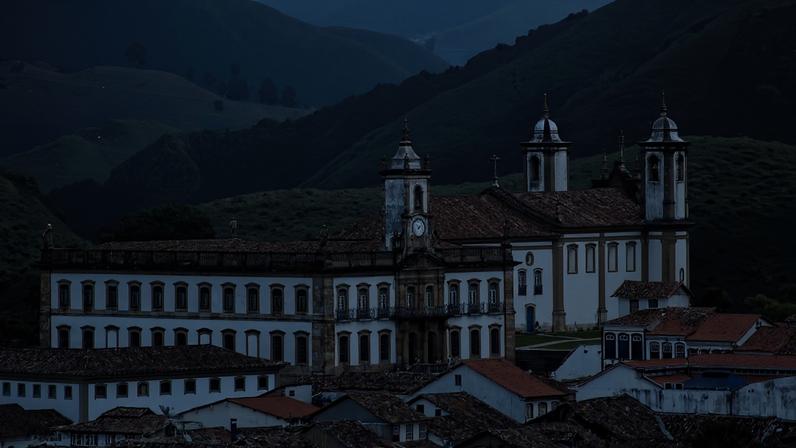 Vista panorâmica do centro histórico de Ouro Preto, com igrejas barrocas e morros ao fundo