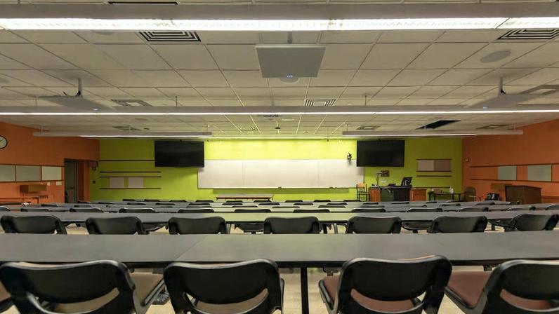 Imagem ilustrativa de sala de aula universitária moderna