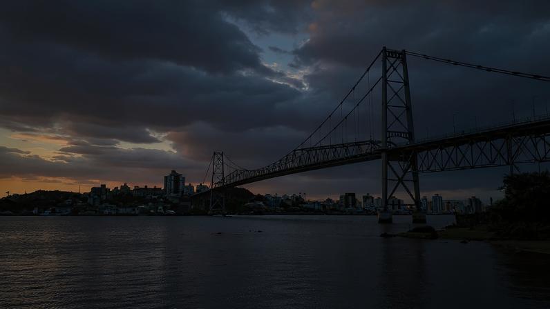 Vista aérea da ponte Hercílio Luz em Florianópolis ao entardecer