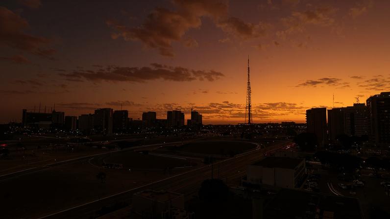 Skyline de Brasília ao entardecer, com a Esplanada dos Ministérios ao fundo