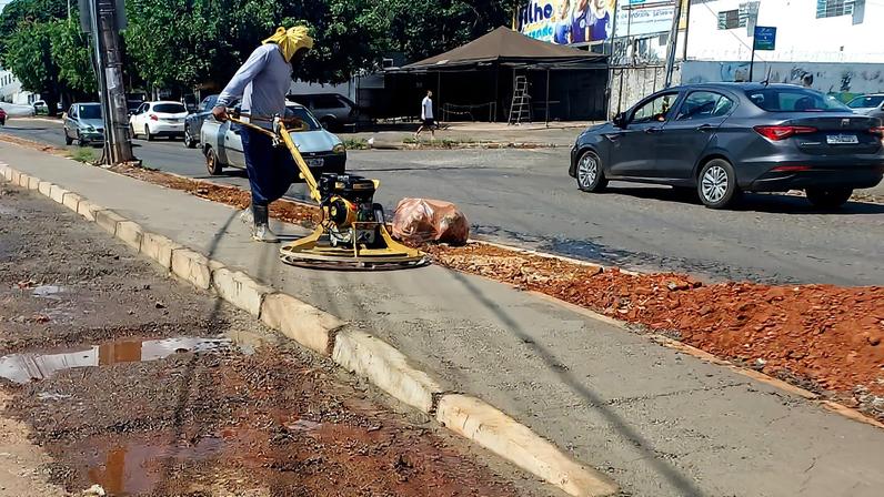 Trabalhador em obra urbana, ilustrando serviços públicos municipais