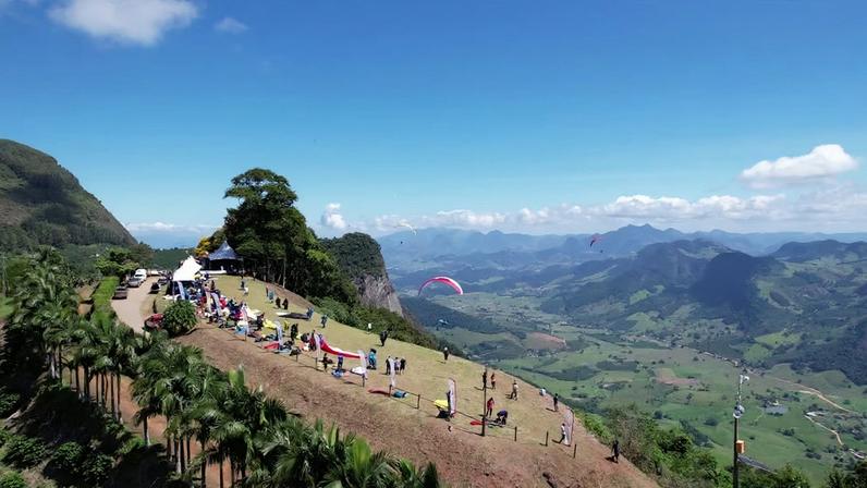 Vista aérea de Castelo ES, com montanhas ao fundo