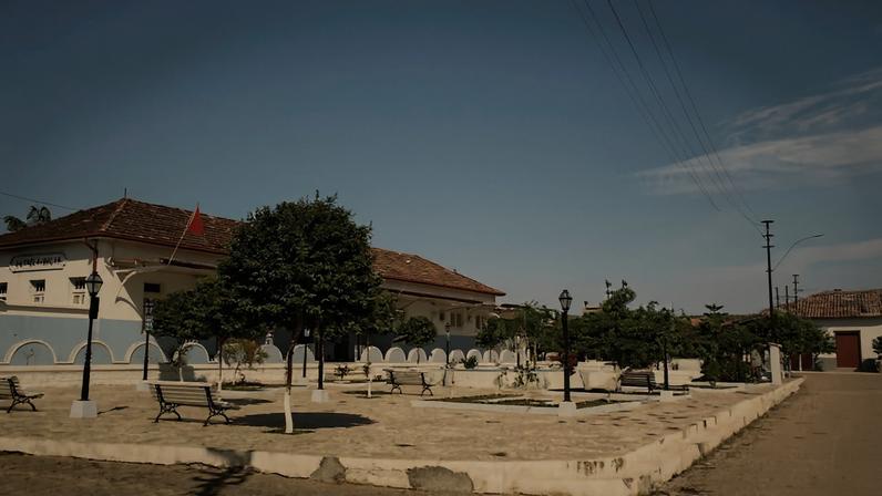 Praça e casario de Estrela Dalva MG, tarde ensolarada