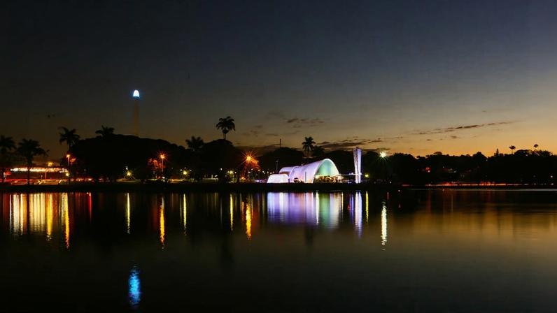 Belo Horizonte ao entardecer, com a Pampulha em primeiro plano