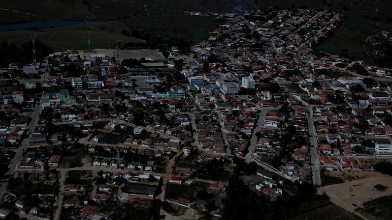 Vista aérea de Boa Esperança ES, com áreas urbanas e morros ao fundo