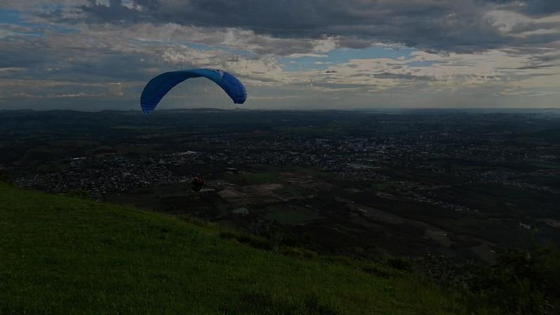 Vista aérea de Benevides, com áreas urbanas e vegetação em dia ensolarado.