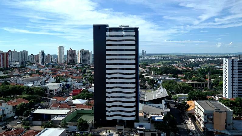 Fachada do campus da UNIFAL-MG em Alfenas MG, em dia claro.