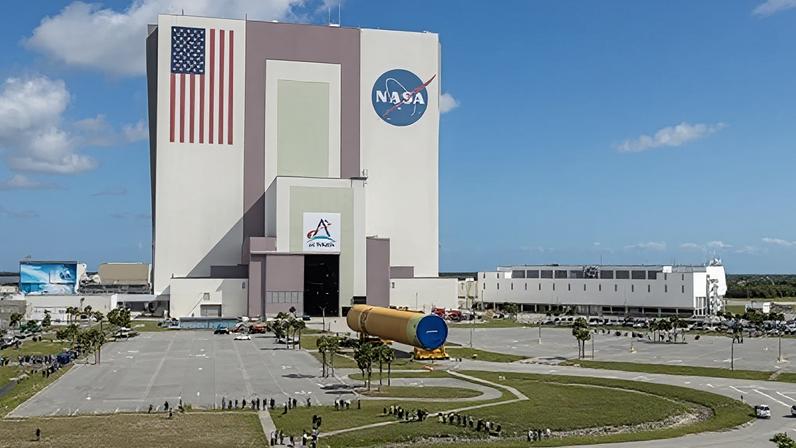 Os quatro quintos superiores do estágio central do SLS (Space Launch System) da NASA para a missão Artemis III foram descarregados da balsa Pegasus da agência na terça (28)