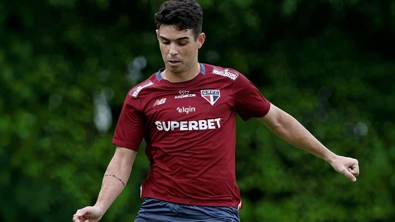 Oscar durante treinamento do São Paulo