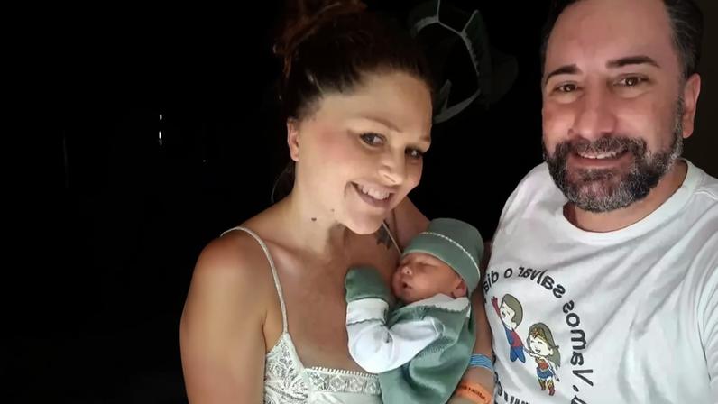 Mãe do menino morto em ataque a creche SC emociona-se com nascimento do filho