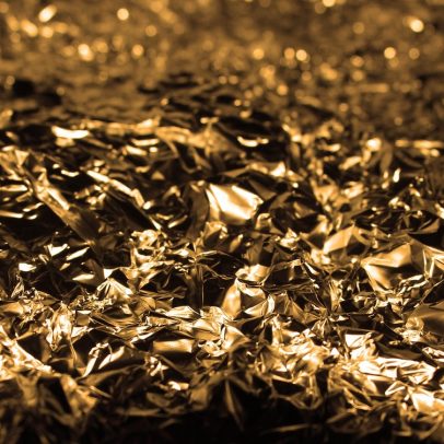 Ouro cai diante de juros globais em alta e dólar fortalecido