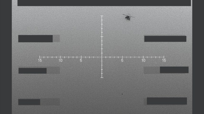 Imagem estática infravermelha (preta quente) capturada de um objeto não identificado abaixo de um helicóptero sobre o oeste dos Estados Unidos em setembro de 2025.