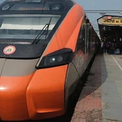 Como é viajar no novo trem-cama elegante da Índia