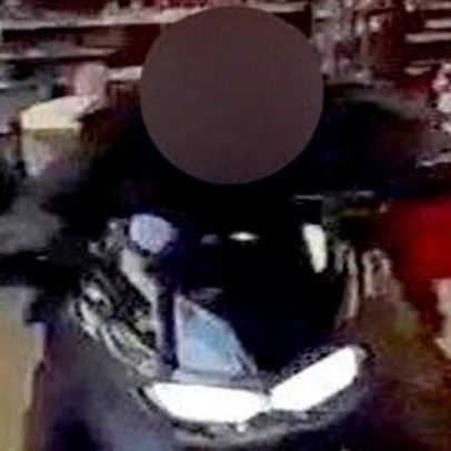 Condutor de moped atravessa loja em empreendimento de Grimsby