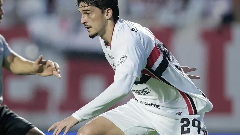 Pablo Maia, do São Paulo, em disputa contra o Botafogo pelo Brasileirão