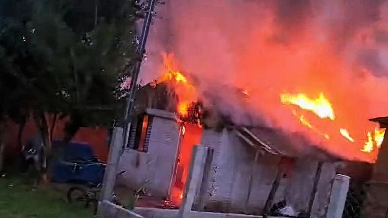 Imagem colorida, Padrasto mata enteada e incendeia casa para se vingar da companheira- Metrópoles